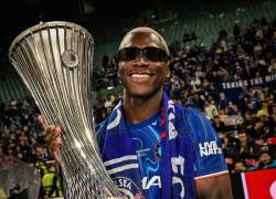 Moisés Caicedo junto al trofeo de la Conference League conseguida en mayo de 2025.