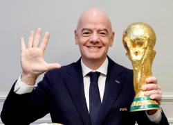Gianni Infantino junto a la Copa del Mundo y balón de la final del Mundial 2026.