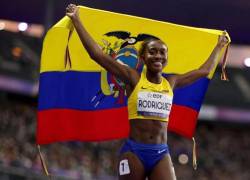Kiara Rodríguez junto a la bandera de Ecuador en Juegos Paralímpicos de París 2024.