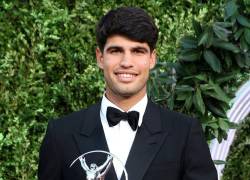 Carlos Alcaraz junto al premio de Mejor Deportista Masculino del Año.