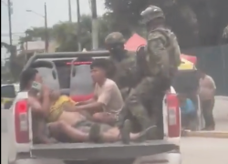 Sujetos vestidos con uniformes militares trasladaron a la víctima a un hospital de Milagro.