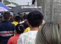 Personas estarían trepando muros y comprando puestos para vacunarse contra la covid-19