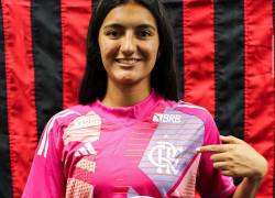 Domenica Palacios siendo presentada con el Flamengo.