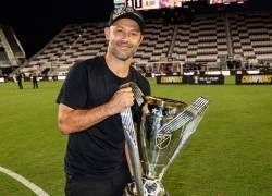 Javier Mascherano junto al título de la MLS Cup.