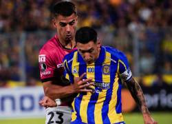 Juan Viacava marcando a Ángel Di María en el partido de Rosario Central frente a Independiente del Valle.