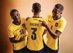 Moisés Caicedo, Piero Hincapie y Willian Pacho luciendo la camiseta que Ecuador usará en el Mundial 2026.
