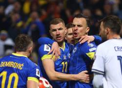 Jugadores de Bosnia celebran el gol del empate ante Italia al minuto 79.