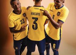 Moisés Caicedo, Piero Hincapie y Willian Pacho luciendo la camiseta que Ecuador usará en el Mundial 2026.