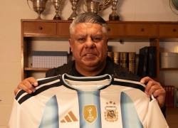 Claudio “Chiqui” Tapia sosteniendo la nueva camiseta de la selección argentina para el Mundial 2026.
