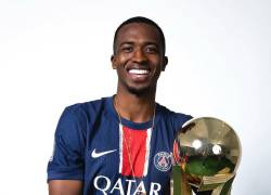 Willian Pacho con el trofeo de la Ligue 1 de la temporada 2024-2025