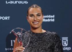 Aryna Sabalenka junto al premio de Mejor Deportista Femenina del Año.