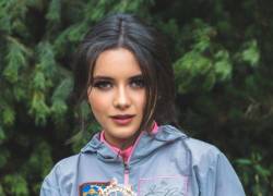 Laura Palacios, quien fue Reina de Ambato en 2020, afirma que su foto con overol, por su trabajo en pandemia, no cumple la estética del Comité Permanente de la FFF y por eso no será parte de una exposición.