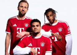 Harry Kane, Luis Díaz y Michael Olise luciendo la nueva camiseta del Bayern Múnich.