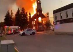 Iglesias en Canadá vuelven a ser quemadas tras el hallazgo de nuevas tumbas en internados indígenas.