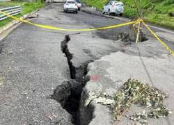 Una de las grietas en la vía E35 Riobamba-Alausí-Azogues-Cuenca que se han formado por el movimiento de masas.