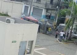 Fotografía que muestra un vehículo de Medicina Legal a las afueras del centro de salud El Recreo N.° 2, en Durán.