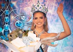 Abby Riqueros tras su coronación como nueva Reina de Guayaquil 2025-2026.