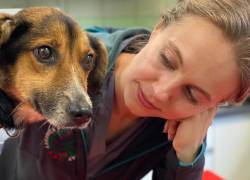 Una de las veterinarias de la Fundación ADA, la cual ha liderado desde Polonia en el rescate de animales atrapados en medio del conflicto entre Rusia y Ucrania.