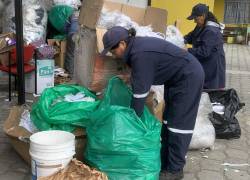Una mujer separa el material reciclado en uno de los centros de acopio en Cuenca. En esa ciudad están registrados oficialmente más de 1.500 recicladores.