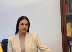 María Grazzia Acosta llega a la Embajada de Ecuador en Costa Rica.