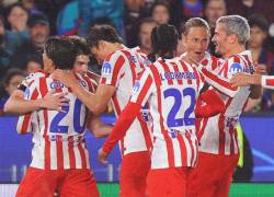 Jugadores del Atlético de Madrid celebrando la anotación de tiro libre de Julián Álvarez al FC Barcelona.