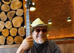 El guayaquileño Héctor Napolitano es guitarrista y cantautor. Tiene una amplia producción musical que va desde el rock, blues, country, jazz, sones, guajiras y pasillos.