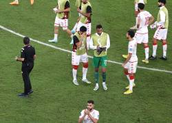 Jugadores de Túnez reaccionan a la victoria ante Francia.