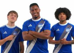 Luca Klimowicz, Pedro Ortiz y Angelo Mina lucen la nueva camiseta de local de Emelec.