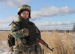 Olga Semidyanova, médica militar ucraniana de 48 años, con su equipo militar tras unirse al ejército como voluntaria para defender a Ucrania de la invasión rusa.