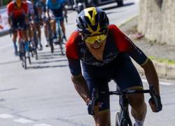 El ciclista ecuatoriano del equipo Ineos, Richard Carapaz, coloca un ataque antes de la carrera durante la 14ª etapa de la carrera ciclista Giro 'Italia 2022.