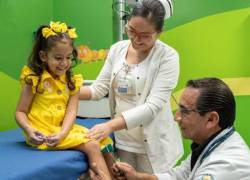 Doctor y enfermera atienden a paciente pediátrica en la clínica privada Antonio Pino Ycaza.