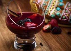 La Colada Morada, elaborada a base de frutas, especias, y maíz morado, se ofrece tradicionalmente junto a las Guaguas de Pan.