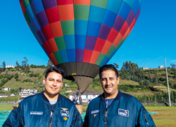 Los hermanos realizaron una instrucción para ser pilotos de globos aerostáticos en 2019 y en 2021 iniciaron operaciones.