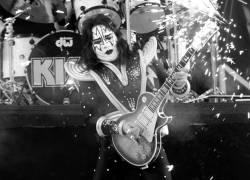 Ace Frehley toca con KISS en la presentación de mediotiempo del SuperBowl, en enero de 1999.