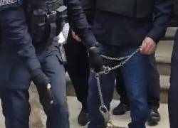 Captura de pantalla de un video que muestra el momento en el que el exmandatario es esposado por las autoridades.