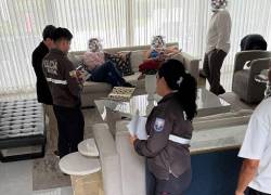 Agentes de Policía durante una diligencia en la casa del alcalde de Guayaquil, Aquiles Alvarez.