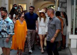 Jennifer Lopez y Ben Affleck pasean de la mano por la isla de Capri.