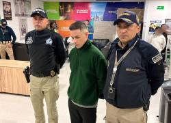 Ángel Esteban Aguilar Morales, alias 'Lobo Menor', siendo detenido por funcionarios de Migración Colombia.