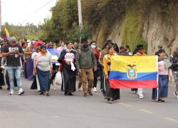 Familiares y amigos de Luis Efraín Fuerez acompañaron su féretro desde la comunidad de Cuicocha hasta el cementerio de la parroquia Quiroga. Foto: Sebastián Echeverría/API