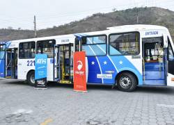 El proyecto se ejecutó en tres fases, instalando un total de 200 elevadores electrohidráulicos en buses de Guayaquil.