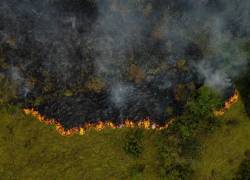 El humo de los incendios ilegales iniciados por agricultores se eleva en Manaquiri, estado de Amazonas, el 6 de septiembre de 2023.