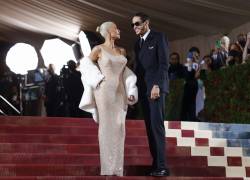 Kim Kardashian junto a su novio Pete Davidson llegan a la alfombra roja de la Met Gala 2022.