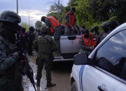 Fotografía que muestra a varios de los militares procesados durante una reconstrucción de los hechos, en la parroquia rural de Taura, el 17 de marzo de 2025.