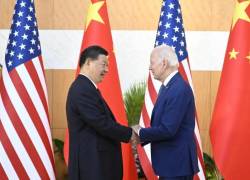 Los presidentes de EEUU, Joe Biden (drcha.), y China, Xi Jinping, se reúnen al margen de la cumbre del G20 en Nusa Dua, en la isla indonesia de Bali, el 14 de noviembre de 2022.
