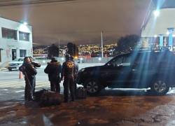 La Policía activó los protocolos de emergencia, en conjunto con los miembros del Grupo de Intervención y Rescate (GIR) para los explosivos hallados en el interior de un vehículo en Quito.
