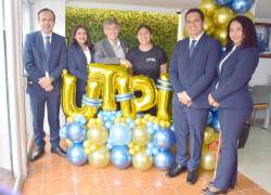 Personal universitario de la UTPL dentro del nuevo espacio del Centenario Sur de Guayaquil.