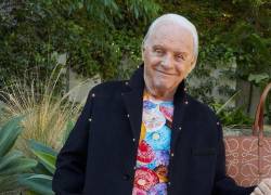 Foto del Instagram de Anthony Hopkins donde se ve al actor posando sonriente para una foto.