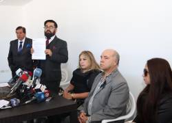 El abogado Marco Yaulema y familiares del candidato presidencial asesinado, Fernando Villavicencio, en una rueda de prensa, este viernes 18 de agosto.