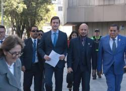 Esteban Torres junto a su bancada de ADN acudieron a la Fiscalía en Quito.