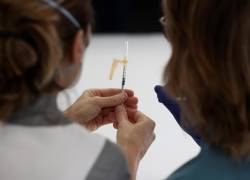 Dos enfermeras observan una dosis de vacuna contra la covid-19, en foto de archivo.